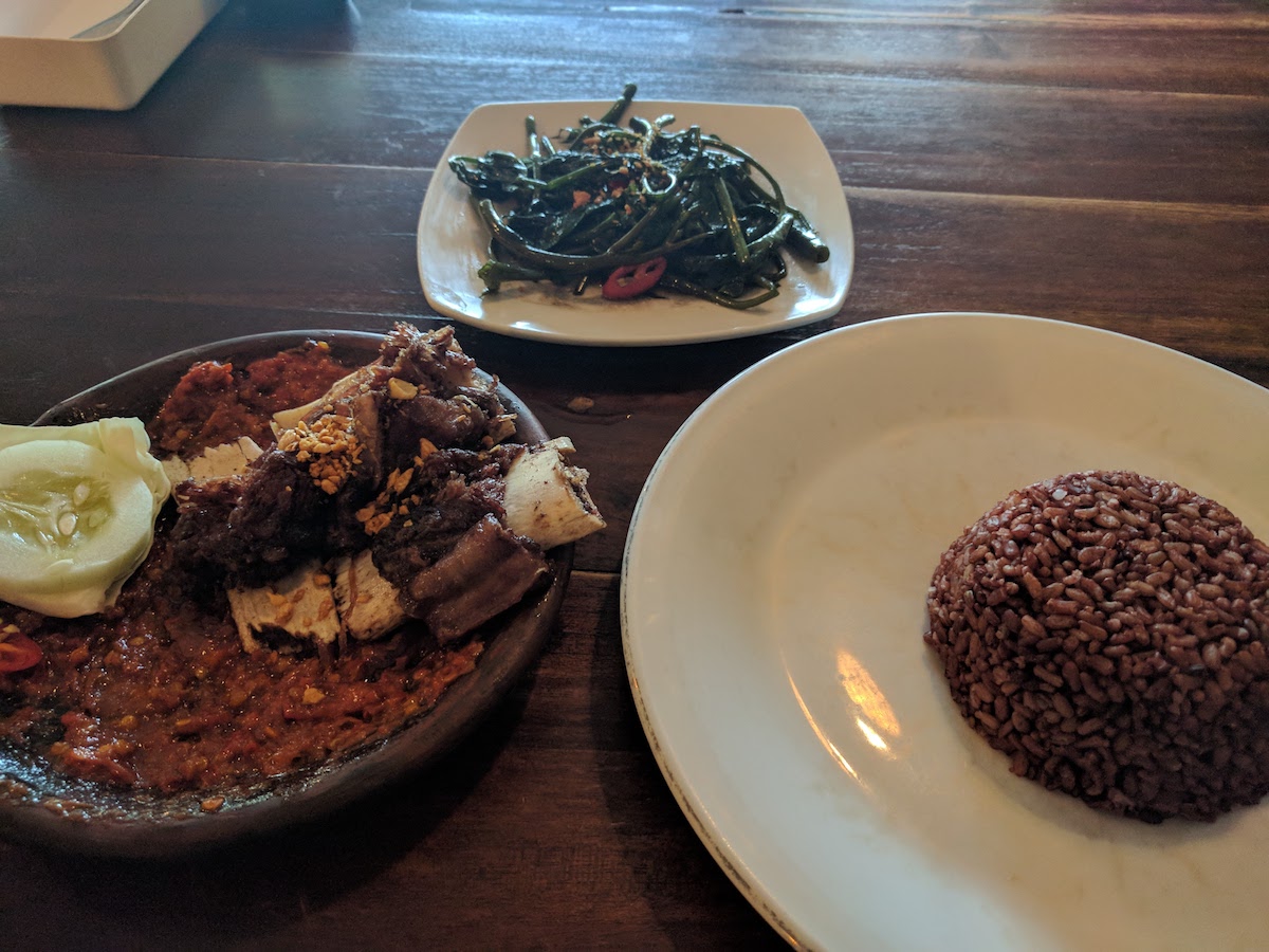 Fried ribs with garlic sambal, wild rice and stirfry